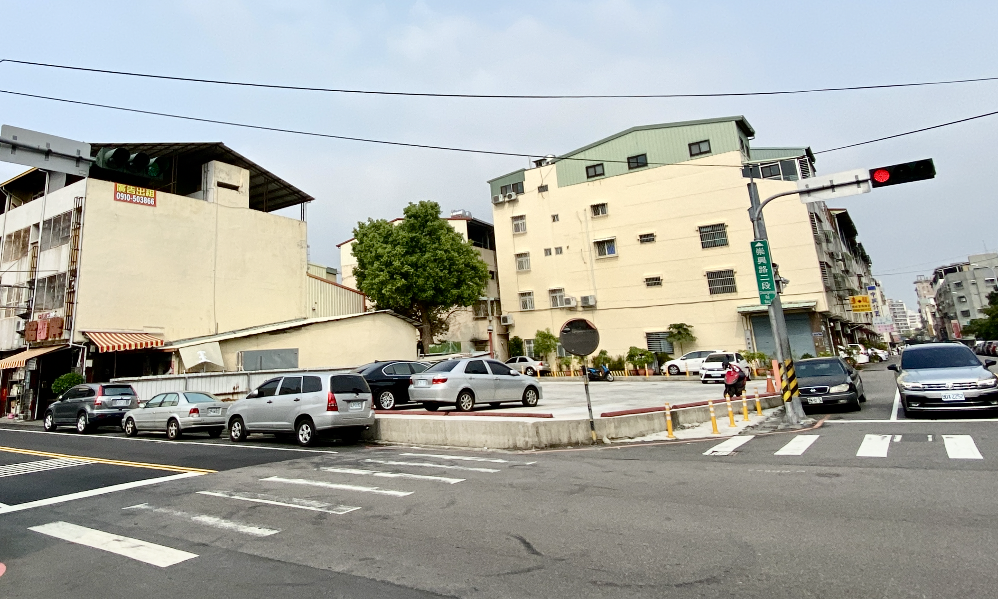 榮華富櫃市集對面